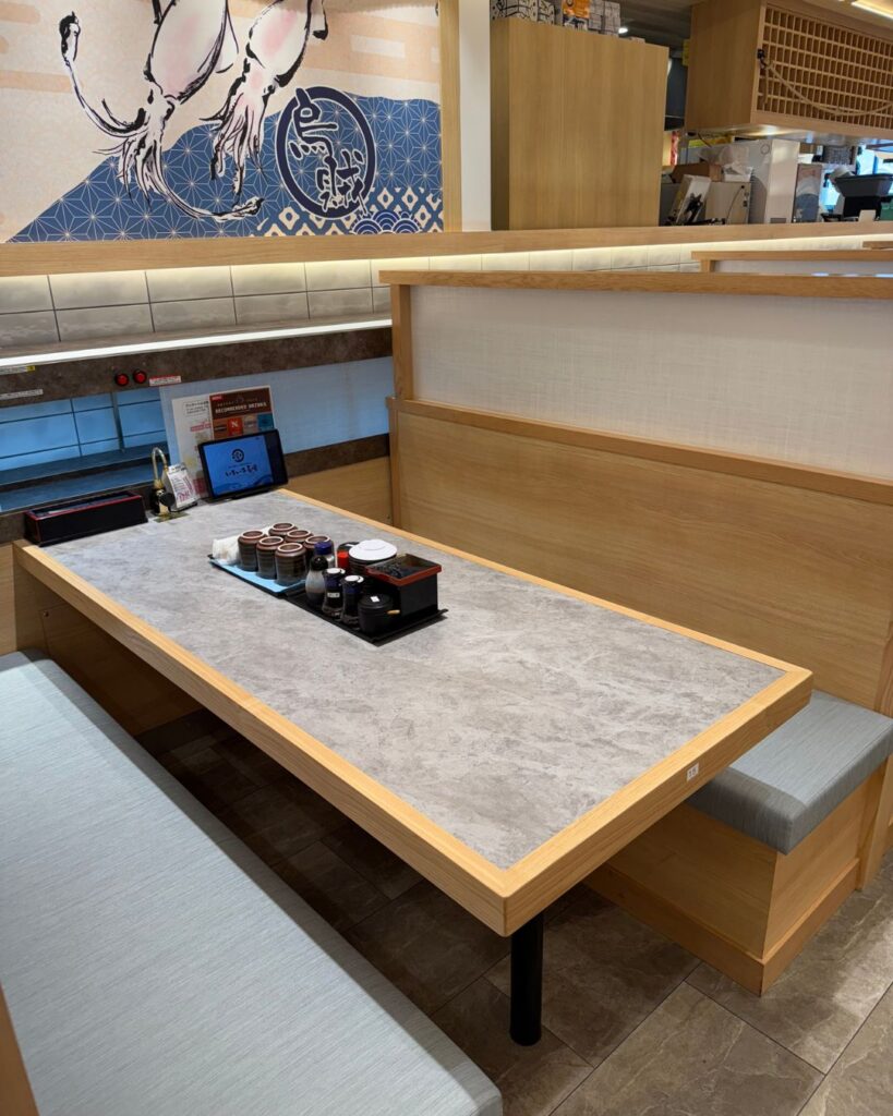 りんくう寿司店内